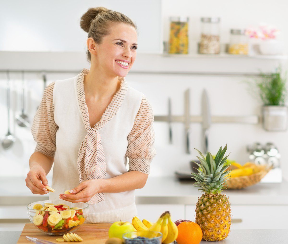 Vrouw in keuken fruit maken